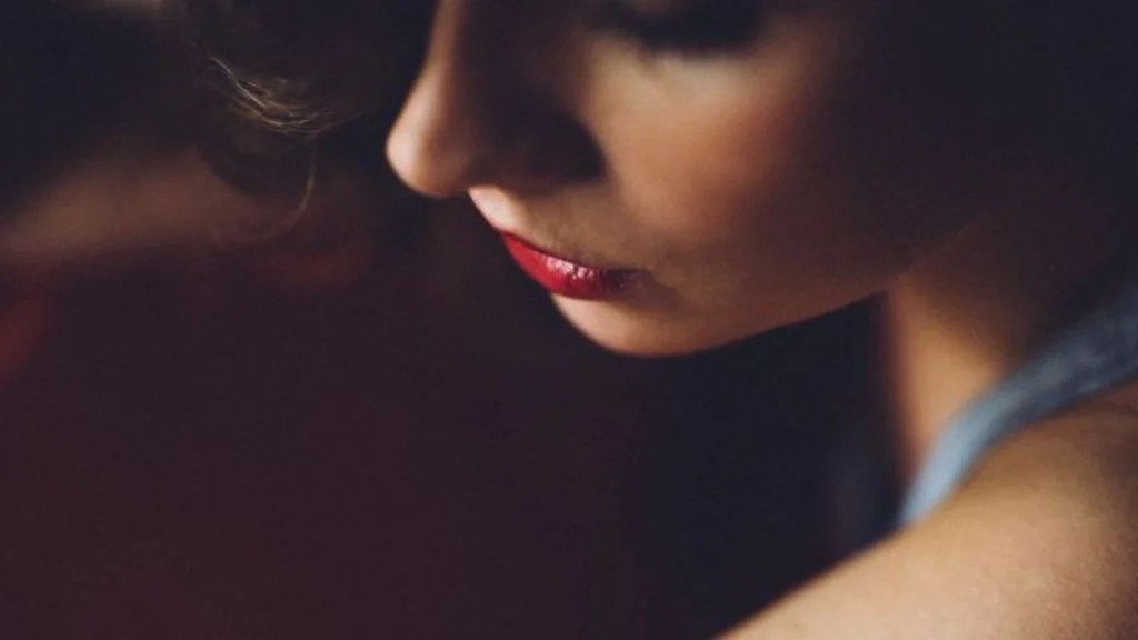A la mujer adicta a la pornografí